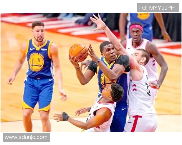 2016年季后赛骑士与猛龙第二场激战回顾与精彩瞬间分析