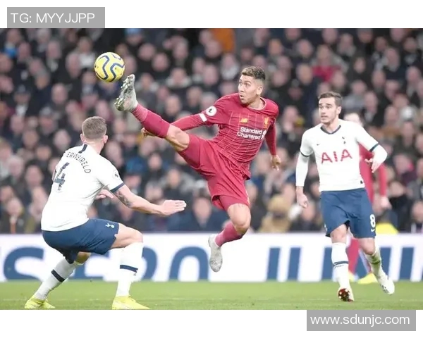 弯腰走在绿茵场上的足球明星们展现独特风采与激情瞬间